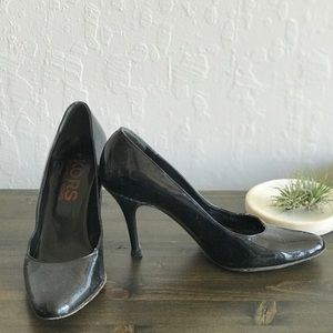 KORS Michael Kors Patent Pumps